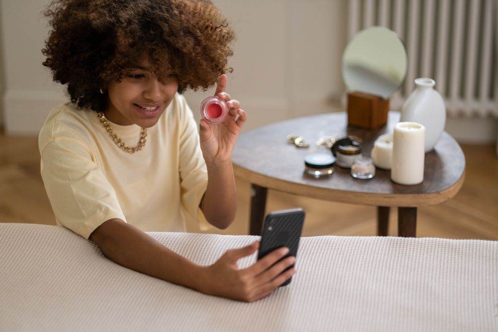 Creatorin präsentiert ein Produkt vor ihrer Smartphone-Kamera
