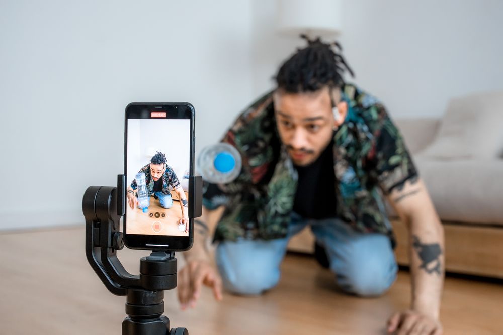 Videoproduktion eines Creators mit Smartphone und Gimbal