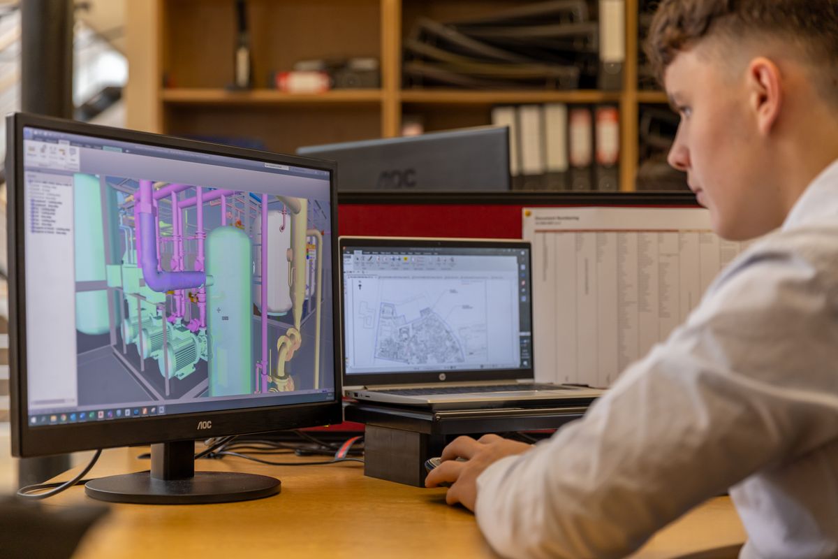Fachkraft arbeitet mit CAD-Modellen und technischen Zeichnungen