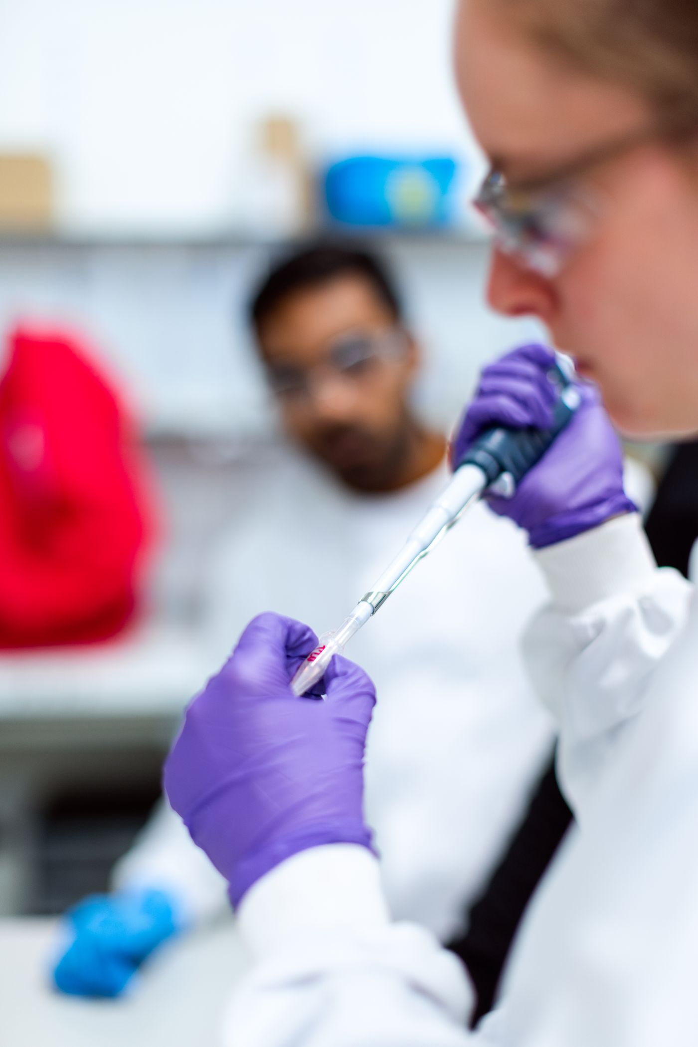 Wissenschaftlerin pipettiert im Labor